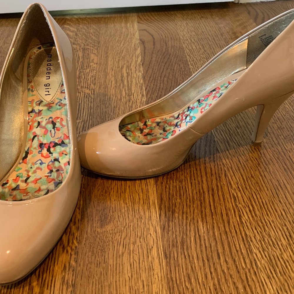 Nude patent leather heels, size 10